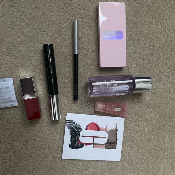 6 Clinique items in an elegant bag - Picture 4 of 6